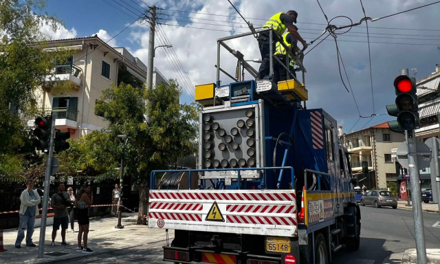 Νέα Φιλαδέλφεια: Βίντεο-ντοκουμέντο από το ατύχημα με τη 14χρονη - Οι κολώνες-«σαπάκια»