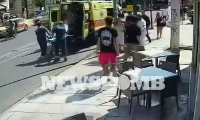 Νέα Φιλαδέλφεια: Βίντεο ντοκουμέντο από τη στιγμή που το ΕΚΑΒ παραλαμβάνει την 14χρονη