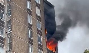 Συναγερμός στο Λονδίνο: Φωτιά σε πολυώροφη πολυκατοικία στο Κάτφορντ