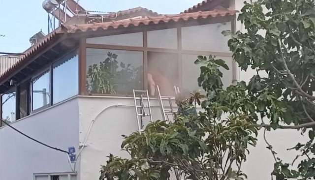 Φωτιά στο Μενίδι - Αγωνιώδης απεγκλωβισμός γυναίκας