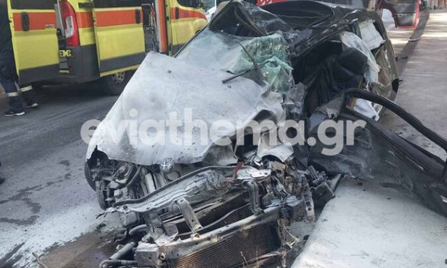 Σοβαρό τροχαίο στη Χαλκίδα: Σφοδρή σύγκρουση αυτοκινήτου με φορτηγό