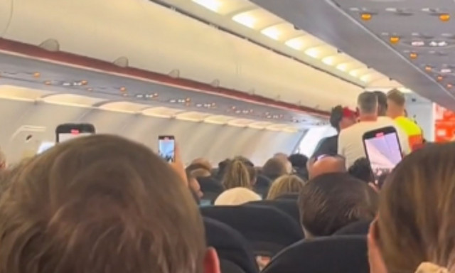 Επιβάτης προσπάθησε να ανοίξει την πόρτα του αεροπλάνου την ώρα που πετούσε για Κω