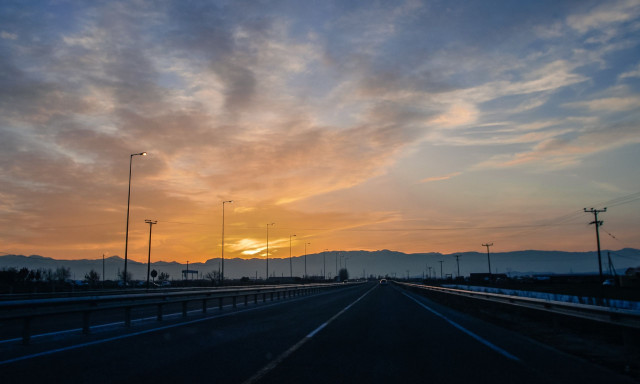 Με ζέστη και μπόρες η Πέμπτη - Πλησιάζει νέο χαμηλό βαρομετρικό που θα φέρει φθινοπωρινό καιρό