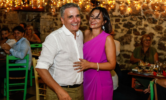 Το «γαμήλιο» πάρτι του Ευκλείδη Τσακαλώτου - Υπέγραψε σύμφωνο συμβίωσης με την αγαπημένη του