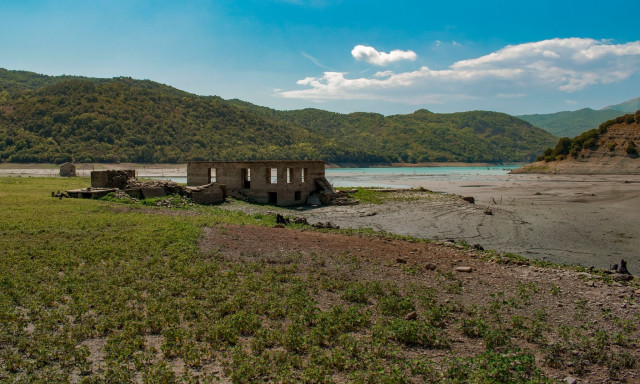 Πουρνάρι: Υποχώρησε η στάθμη της λίμνης – Αποκαλύπτεται ο βυθισμένος οικισμός Φάγκος