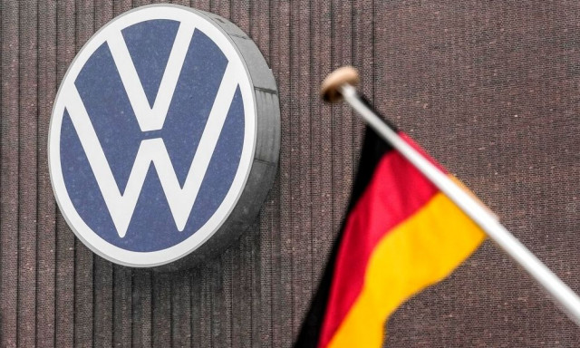 Στο κόκκινο οι αυτοκινητοβιομηχανίες της ΕΕ: Η Volkswagen εξετάζει για 1η φορά λουκέτα στη Γερμανία