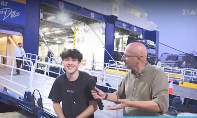 Ο Γιώργος Τσελίκας, τα fluffy μαλλιά και το... κάμπριο