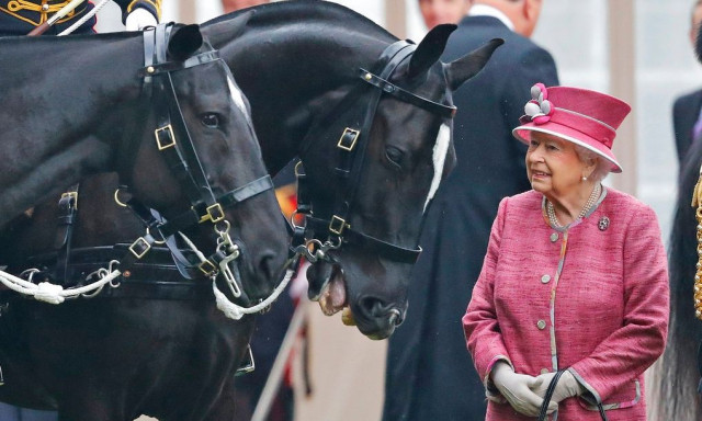 Νέες αποκαλύψεις για τη βασίλισσα Ελισάβετ: «Ήταν ντροπαλή, αλλά τολμηρή - Οδηγούσε πολύ γρήγορα»