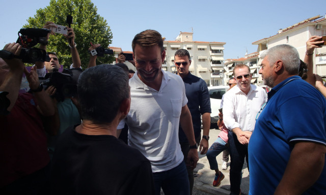 Λάρισα: Επίσκεψη του Στέφανου Κασσελάκη στις εργατικές κατοικίες της Γιάννουλης