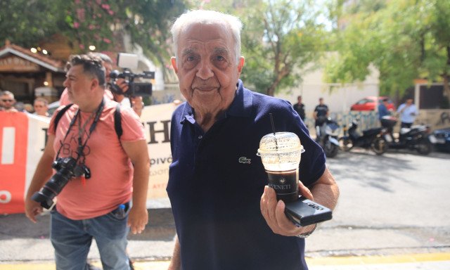 ΣΥΡΙΖΑ: Στη συνεδρίαση της ΚΕ ο Αλέκος Φλαμπουράρης - Η πρώτη δημόσια εμφάνιση μετά το έμφραγμα