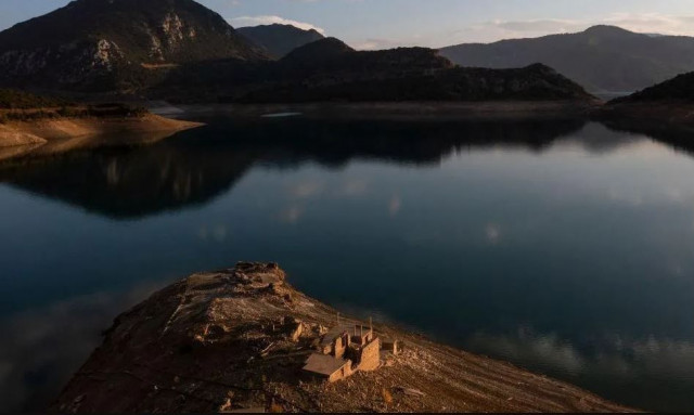 Πλάνο drone δείχνει βυθισμένο ελληνικό χωριό να αναδύεται από τη λίμνη λόγω της κλιματικής αλλαγής