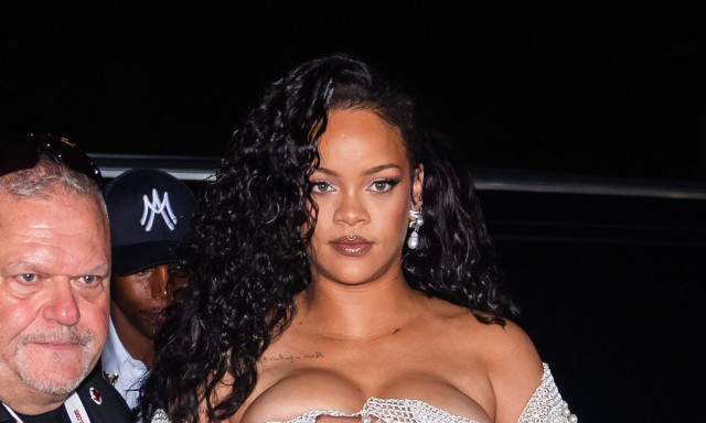 Η υπέρλαμπρη εμφάνιση της Ριάνα σε επίδειξη στην Εβδομάδα Μόδας της Νέας Υόρκης