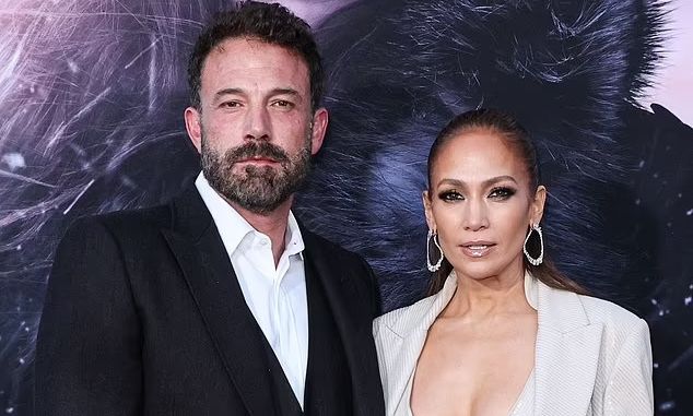 Τζένιφερ Λόπεζ: Η καυτή εμφάνιση στο κόκκινο χαλί και το «ηχηρό» μήνυμα στον Μπεν Άφλεκ