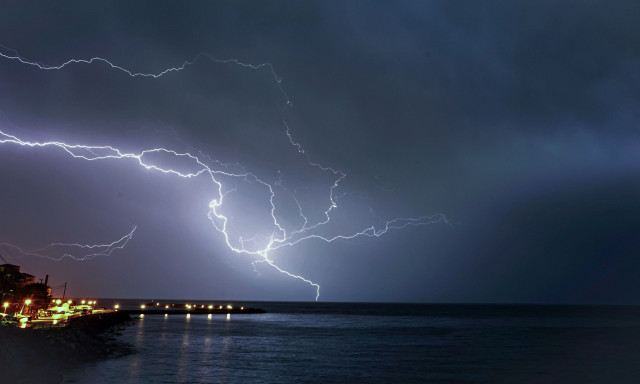Καιρός: Ισχυρές βροχοπτώσεις έως τα ξημερώματα της Κυριακής – Οι «κόκκινες» περιοχές