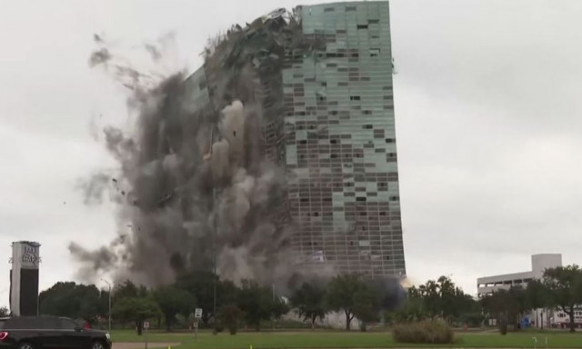 Απίστευτο θέαμα: Πύργος στην Λουιζιάνα κατέρρευσε μέσα σε λίγα δευτερόλεπτα