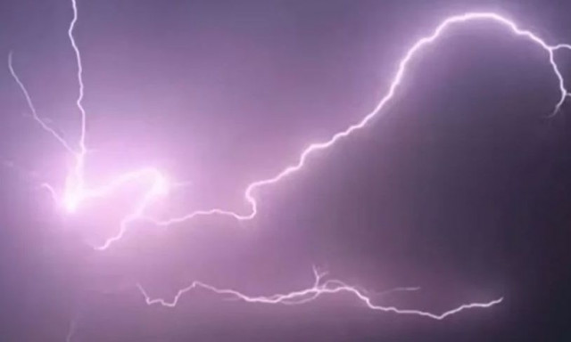 Καιρός: Κεραυνοί και αστραπές έκαναν τη νύχτα μέρα σε Σαλαμίνα και Ποικίλο Όρος