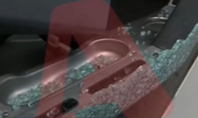 Παλλήνη: Άγνωστοι πέταξαν πέτρες σε λεωφορείο – «Άκουσα ένα μπαμ και με πέτυχαν γυαλιά»