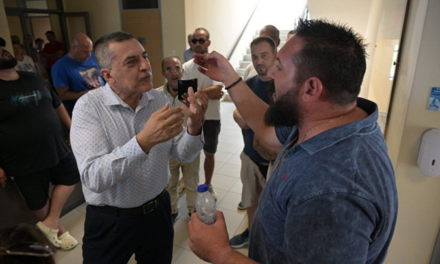 Λάρισα: Ένταση στην Περιφέρεια Θεσσαλίας με Κουρέτα και διαμαρτυρόμενους επιχειρηματίες