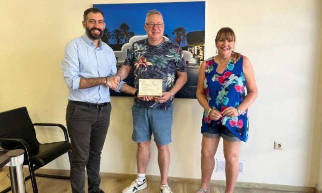 Ρόδος: Τιμητική διάκριση για ζευγάρι Βρετανών - Επισκέφθηκαν το νησί πάνω από 100 φορές