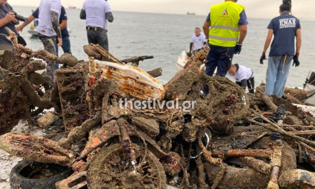 Θεσσαλονίκη: Δράση καθαρισμού στον Θερμαϊκό - «Ψάρεψαν» μηχανάκι, πατίνια και ποδήλατα από τον βυθό