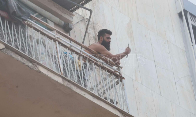 Άνδρας απειλεί στην Αχαρνών με φιάλη και μαχαίρια: Έμαθε πως πέθανε όλη η οικογένειά του