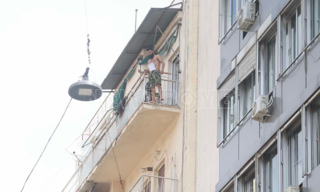 Αχαρνών: Μπήκε η ΕΚΑΜ στην πολυκατοικία όπου βρίσκεται ο Σύρος