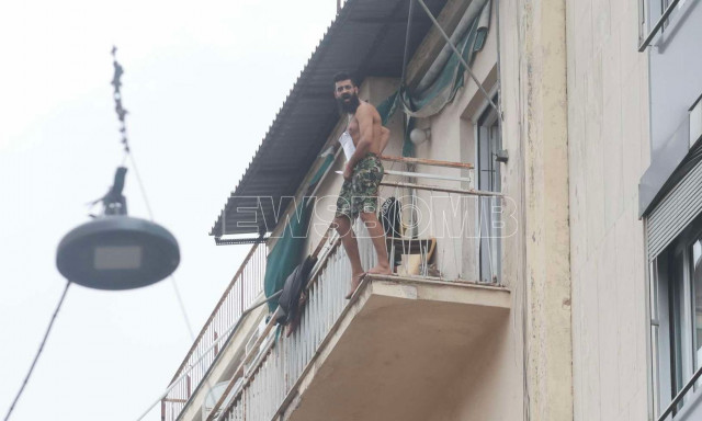 Αχαρνών: 30χρονος από τη Συρία ο άνδρας που απειλεί να αυτοκτονήσει στο κέντρο της Αθήνας