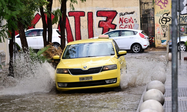 Κακοκαιρία ATENA: Ταξί παρασύρθηκε από χείμαρρο στους Αμπελόκηπους