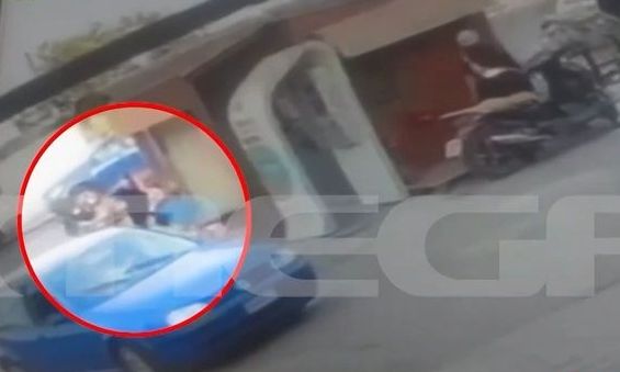 Η στιγμή που μηχανή πέφτει πάνω σε μητέρα και παιδιά σε στάση λεωφορείου - Βίντεο ντοκουμέντο