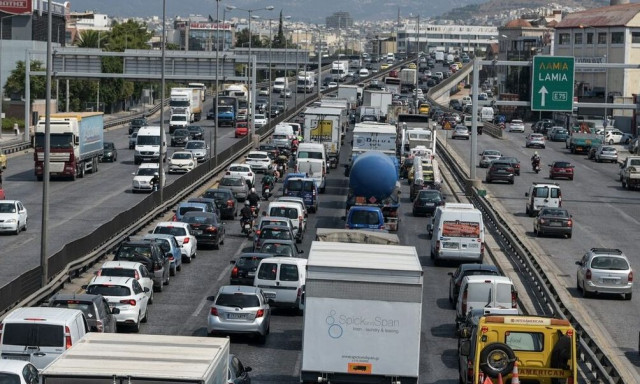 Κίνηση στους δρόμους: «Μαρτύριο» ο Κηφισός λόγω της βροχής, προβλήματα σε κέντρο και Αττική οδό