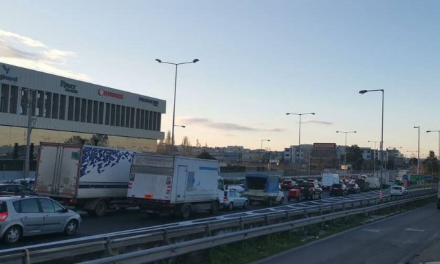 Κίνηση στους δρόμους: «Βάσανο» ο Κηφισός λόγω ακινητοποιημένου οχήματος