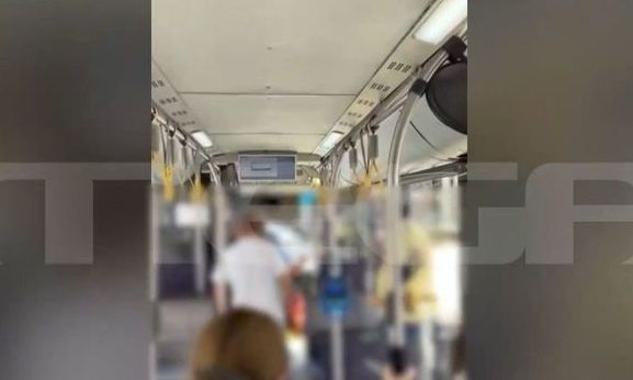 Εικόνες ντροπής στο Μετς: Λεωφορείο συγκρούστηκε με τρόλεϊ και οι οδηγοί πιάστηκαν στα χέρια