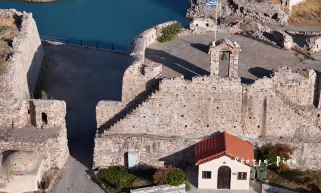 Τα μικρά «Δαρδανέλια» της Ελλάδας με φόντο την επιβλητική γέφυρα