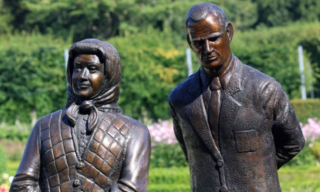 Βασίλισσα Ελισάβετ: Σάλος με το νέο της άγαλμα – «Αστείο είναι αυτό; Προσβάλλει τη μνήμη της»