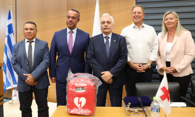 Η Helleniq Energy προσέφερε 11 υπερσύγχρονους απινιδωτές στον Ελληνικό Ερυθρό Σταυρό