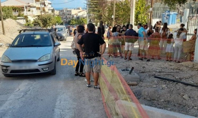 Ρέθυμνο: Αγιασμός με… χάος έξω από σχολεία – Μαθητές, γονείς και αυτοκίνητα στον ίδιο δρόμο