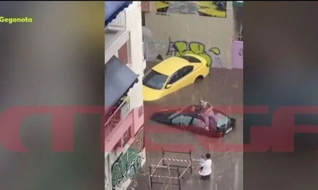 Κακοκαιρία «ΑΤΕΝΑ» – Αμπελόκηποι: «Η Πυροσβεστική δεν ερχόταν, σκεφτόμουν τα παιδιά μου»