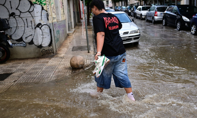 Έντονες βροχοπτώσεις στην Κέρκυρα: Απεγκλωβίστηκε οικογένεια Βρετανών τουριστών - Ήχησε το 112