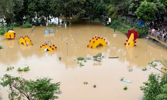 Βιετνάμ: Πάνω από 150 νεκροί από τις πλημμύρες στο Ανόι - Φόβοι οτι θα καταρρεύσει φράγμα