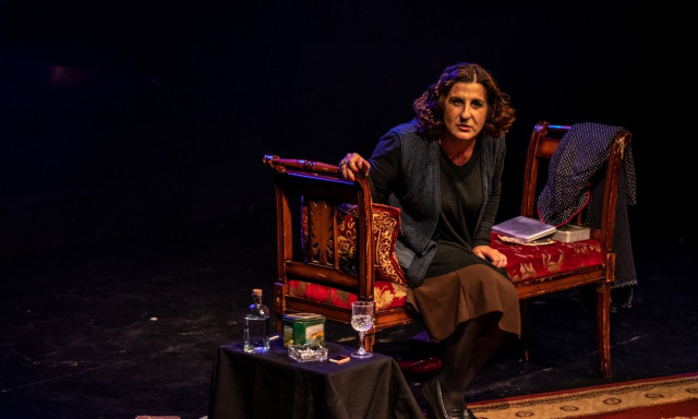 «Ρόζα Εσκενάζυ, η βασίλισσα του Ρεμπέτικου»: Μετακομίζει στο θέατρο Αλκμήνη