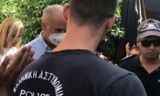 Ένταση στο Αιγάλεω με διαμαρτυρία γονέων: Η αστυνομία φυγάδευσε τον διευθυντή σχολείου