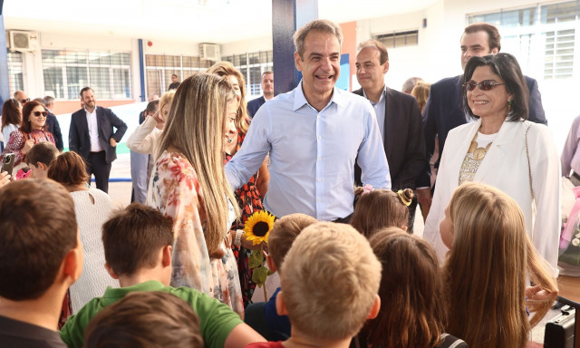 Μητσοτάκης σε μαθητές στη Γλυφάδα: Όταν είμαστε στο σχολείο το κινητό είναι στην τσάντα