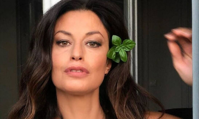 Δωροθέα Μερκούρη: Πόζαρε topless στην αμμουδιά - «Ξυπνάω και σκέφτομαι δυνατά»