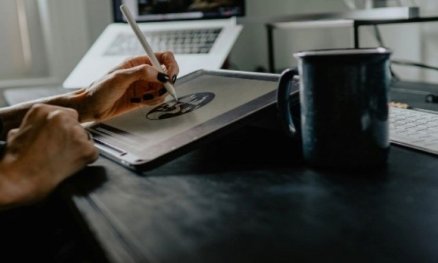 Φωτογραφία του 1941 απεικονίζει παιδί να κρατάει «iPad»: Οι θεωρίες που έχουν κατακλύσει τα ΜΚΔ