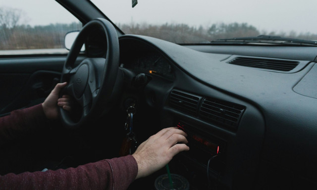 Αυτό είναι το «μυστικό» κουμπί του αυτοκινήτου που βελτιώνει την όραση στην οδήγηση