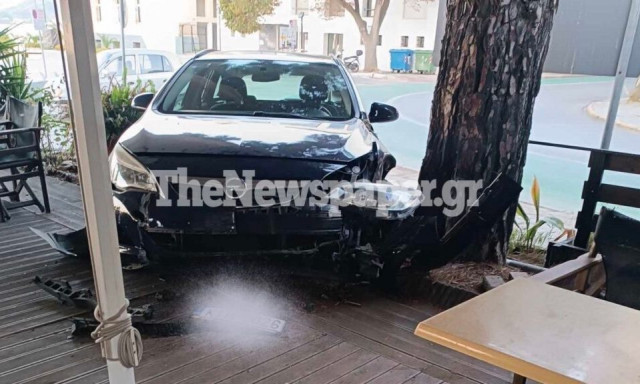 Τροχαίο στον Βόλο - Αμάξι «μπουκάρε» σε παραλιακή καφετέρια