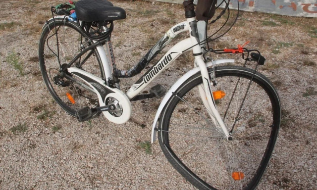 Βόλος: Αυτοκίνητο παρέσυρε νεαρή κοπέλα σε ποδήλατο - Διακομίσθηκε στο νοσοκομείο