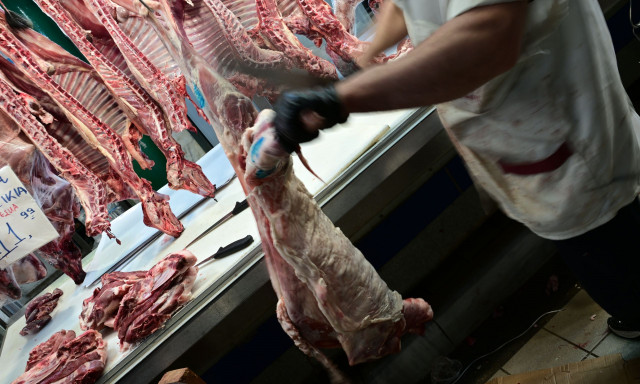 Ρέθυμνο: «Ο κόσμος πλέον δεν ψωνίζει κρέας με το κιλό, αλλά με τη μερίδα»