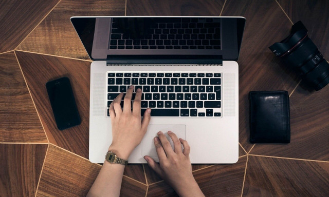 Αγόραζε κινητά τηλέφωνα με τραπεζικές κάρτες άλλων κατόχων - Τι βρέθηκε στην κατοχή 32χρονου