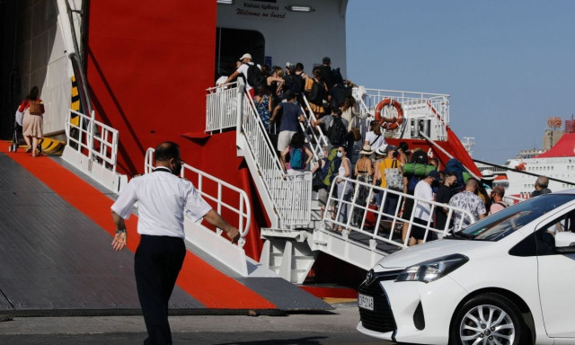 Ατύχημα σε πλοίο στη Μύκονο - Μετακινήθηκε ο καταπέλτης κατά την ώρα επιβίβασης